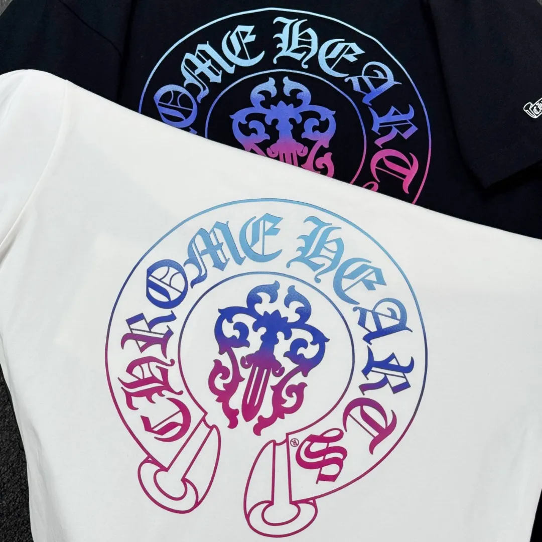 P180 Chrome Hearts Chrome Hearts 25 high version. The fabric is made of 300 grams of high-density pure cotton. It does not deform or shrink. It has three labels. It is the same style for men and women. Technology: digital direct-injection printing. Color: white, black. SIZE: S-XL.